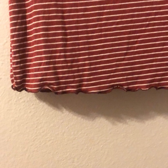 Super Cute Red and white crop top - Picture 2 of 2